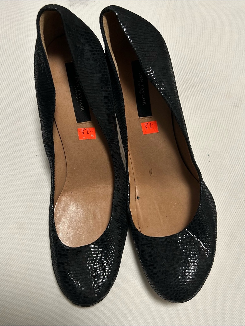 Black Textured Round-Toe Women's Pumps